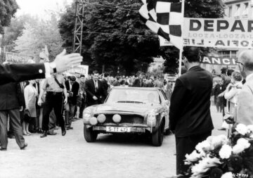 34. Rally Spa-Sofia Liège from August 25 - 29, 1964. Eugen Böhringer and Klaus Kaiser (start number 31) with a Mercedes-Benz 230 SL at the destination in Liège. The driver team Böhringer/Kaiser occupies third place in the overall classification.