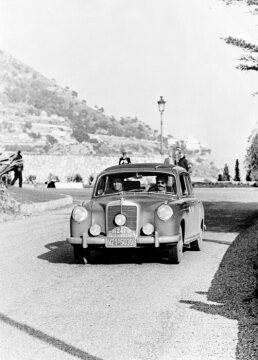 Rallye Monte Carlo, 15.-23.01.1956. Walter Schock und Rolf Moll (Startnummer 241) mit einem Mercedes-Benz 220 a, während einer Sonderprüfung bei Turbie. Das Fahrerteam Schock / Moll belegte den zweiten Platz.