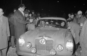 33. Rallye Monte Carlo vom 18.- 25. Januar 1964. Dieter Glemser und Martin Braungart (am Steuer) auf Mercedes-Benz 300 SE (Startnummer 52) an einer Zeitkontrolle. Das Fahrerteam Glemser / Braungart belegen den 16. Rang im Gesamtklassement.