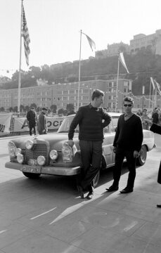33. Rallye Monte Carlo vom 18.- 25. Januar 1964. Dieter Glemser und Martin Braungart (Startnummer 52) mit einem Mercedes-Benz 300 SE nach ihrer Ankunft in Monte Carlo. Das Fahrerteam Glemser / Braungart belegen den 16. Rang im Gesamtklassement.