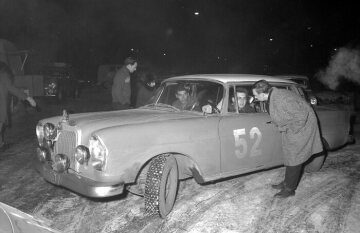 33. Rallye Monte Carlo vom 18.- 25. Januar 1964. Dieter Glemser und Martin Braungart (am Steuer) auf Mercedes-Benz 300 SE (Startnummer 52) an einer Zeitkontrolle. Das Fahrerteam Glemser / Braungart belegen den 16. Rang im Gesamtklassement.