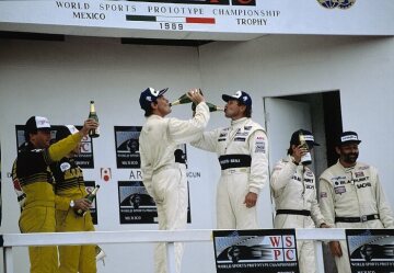 Trofeo Hermanos Rodriguez, Ciudad de Mexico, 29.10.1989. Award ceremony Jean-Louis Schlesser / Jochen Mass.