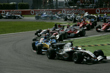 Tightly packed field at the Italian Grand Prix in 2005. Juan Pablo Montoya drives at the front and eventually wins the race in the Mclaren-Mercedes MP 4-20.