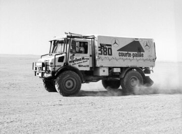 4. Rallye Paris-Dakar, 1982:
Das französische Team Georges Groine / Thierry de Saulieu / Bernard Malfériol (Startnummer 380) gewinnt auf einem Unimog U 1700 L die Lkw-Wertung der Rallye Paris - Dakar.