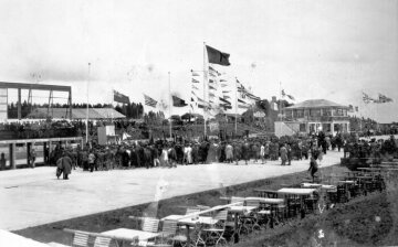 Eröffnungsrennen auf dem Nürburgring, 19. Juni 1927. Zuschauer auf der Rennstrecke.