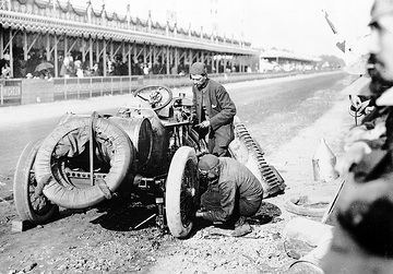 Großer Preis von Frankreich (La Sarthe), 26. - 27.06.1906. Fitz Shepeard und Mechaniker (Startnummer 12C) am Hotchkiss.