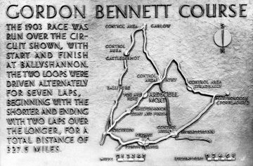 IV. Gordon-Bennett-Rennen in Irland, 02.07.1903. Gedenktafel, Gestiftet von der Daimler-Benz AG 1966, aufgestellt in Irland.
