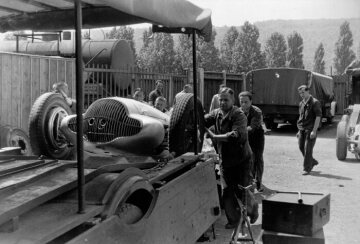 Großer Preis von Frankreich, Reims, 03.07.1938. Mercedes-Benz 3-l-Formel-Rennwagen W 154 auf der Rampe eines Mercedes-Benz Lkw – Pritschenwagen, Transporter der Rennabteilung.