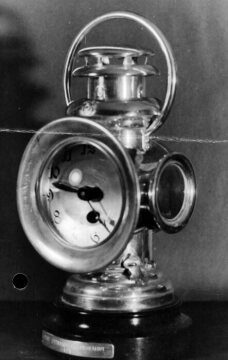 Prinz-Heinrich-Fahrt, 1908. Uhr, 800. Silber mit Onyxfuß, 25-cm hoch.