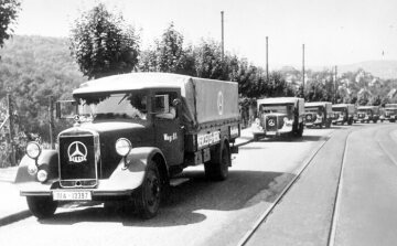 Mercedes-Benz Lo 2500 (L 60), Transporter der Rennabteilung mit OM 59-Dieselmotor, 2,5 to Nutzlast
Die blauen Mercedes-Benz-Diesellastwagen der Rennabteilung verlassen Stuttgart auf dem Weg zum Großen Preis von Frankreich, Reims
03.07.1938