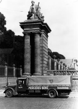 Mercedes-Benz Lo 2500 (L 60), Transporter der Rennabteilung mit OM 59-Dieselmotor, 2,5 to Nutzlast
Die blauen Mercedes-Benz-Diesellastwagen der Rennabteilung, am Schloß Versailles, Großer Preis von Frankreich, Reims
03.07.1938