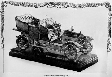 The Prince Heinrich Challenge Prize for the overall winner. This is a 13.5 kilo heavy model of a touring car made of pure silver. Most Benz cars that take part in the Prince Heinrich Races from 1908 to 1910 also enter other races and rallies and are then sold to private citizens with sporting ambitions.