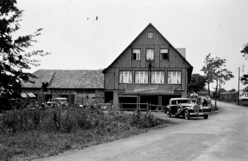 Großer Preis von Deutschland auf dem Nürburgring, 19.07.1931. Das berühmte Forsthaus Sankt Hubertus in Nürburg, viele Jahre das "Hauptquartier" der Daimler-Benz-Rennmannschaft, wann immer das Team auf dem Nürburgring startete.