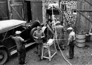 Großer Preis von Deutschland auf dem Nürburgring, 19.07.1931. Das berühmte Forsthaus Sankt Hubertus in Nürburg, viele Jahre das "Hauptquartier" der Daimler-Benz-Rennmannschaft, wann immer das Team auf dem Nürburgring startete.