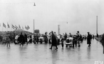 Großer Preis von Deutschland auf dem Nürburgring, 19.07.1931. Startvorbereitungen bei strömendem Regen.