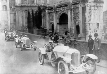 Targa Florio, 02.04.1922. Mercedes-Rennwagen auf der Durchfahrt in Rom.