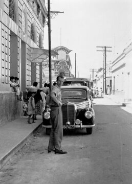 3. Carrera Panamericana Mexico, 1952. Mercedes-Benz Typ 220 (W 187) am Straßenrand.