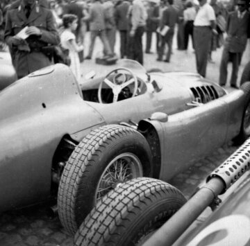 Großer Preis von Italien in Monza, 11.09.1955. Rennvorbereitungen im Garagenbereich, Gordini T 16