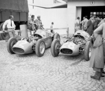 Großer Preis von Italien in Monza, 11.09.1955. Rennvorbereitungen im Garagenbereich, Maserati 250 F (Startnummer 32) und (Startnummer 28).