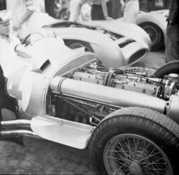 Großer Preis von Italien in Monza, 11.09.1955. Rennvorbereitungen im Garagenbereich, Mercedes-Benz Formel-1-Rennwagen W 196 R (Startnummer 4).