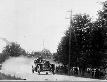 Dritte Herkomer – Konkurrenz: Fernfahrt Dresden - Eisenach - Mannheim - Lindau - München - Augsburg - Frankfurt/Main, 04. - 13.1907. Morry Jessurun (Startnummer 23) auf Opel während dem Forstenrieder - Parkrennen.