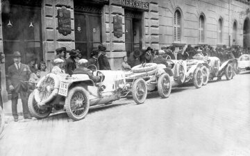 Zur Targa Florio fahrende Mercedes-Wagen vor der Vertretung der Daimler-Motoren-Gesellschaft in Rom, ca. 1920.