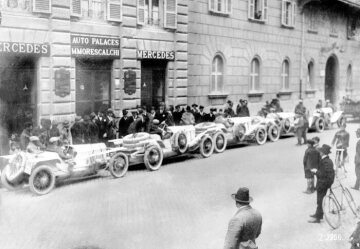 Vertretung der Daimler-Motoren-Gesellschaft in Rom, Start zu einer Fahrt, vermutlich Targa Florio, ca. 1920.