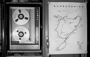 This magnetic tape (Data Tape VR-3300), which controls the engine test bench at Daimler-Benz in Stuttgart-Untertürkheim, stores a lap at the Nürburgring in order to test the wear and durability of the drive train (transmission, cardan shaft and rear axle) on any vehicle, 1973.