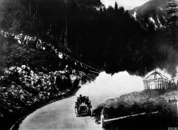 Third Herkomer - Competition: Long-distance trip Dresden - Eisenach - Mannheim - Lindau - Munich - Augsburg - Frankfurt/Main, 04. - 13.06.1907. Overall winner Fritz Erle (car number 19) with a 50-hp Benz on the Kesselberg.