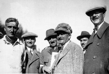 Semmering-Rennen, 14. September 1924. Der Sieger Christian Werner (links) und Ferdinand Porsche (mit Rennfahrerbrille auf der Mütze).