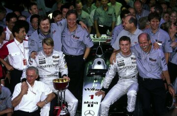 After 43 years a racing car with a Mercedes-Benz engine clinched the World Championship. 1998 Formula One world champion Mika Häkkinen with his team and senior management from Daimler-Benz AG.