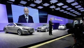 Mercedes-Benz auf dem Mondial de l’Automobile 2010 in Paris/Frankreich. Dr. Dieter Zetsche, Vorstandsvorsitzender der Daimler AG und Leiter Mercedes-Benz Cars, mit den drei Weltpremieren: CLS-Klasse, Coupé 4-türig, Baureihe 218, hier ein CLS 350 CDI BlueEFFICIENCY, Cubanitsilber metallic (723), S 250 CDI BlueEFFICIENCY, Baureihe 221, und die A-Klasse E-CELL, Baureihe 169.