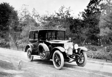 The Mercedes 28/50 hp with propeller shaft drive was delivered to Japanese Emperor Yoshihito by DMG in February 1912. This vehicle was the first automobile in the Japanese Imperial Court.