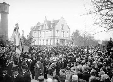 Trauerzug anlässlich der Beerdigung von Carl Benz am 7.4.1929 in Ladenburg.