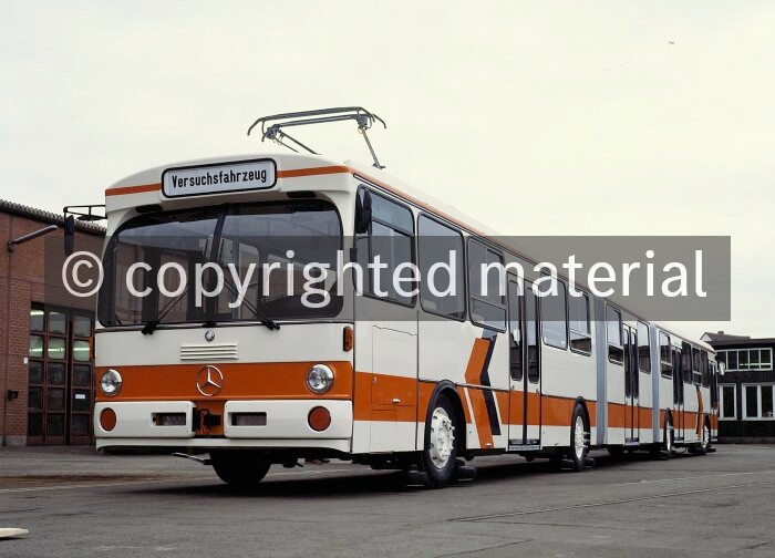 81F4 Mercedes-Benz O 305