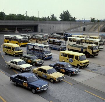 Alternative Mercedes-Benz vehicles. Methanol-powered passenger cars to the electric and hybrid bus on the test track in Untertürkheim, 1980.