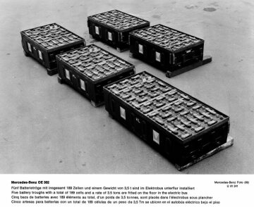 Mercedes-Benz OE 302 Elektro-Stadtbus
1969
Fünf Batterietröge mit insgesamt 189 Zellen und einem Gewicht von 3,5-to sind im Elektrobus unterflur installiert.