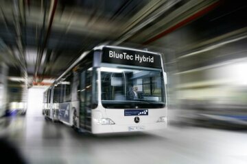 Daimler Buses has produced a technologically pioneering hybrid-drive system for the Citaro G BlueTec Hybrid low-floor articulated bus, which celebrates its world debut in Stuttgart in 2007. The diesel-electric hybrid drive enables emissions-free driving under battery power alone over short distances. The four-cylinder diesel engine no longer acts as a continuous propulsion unit but drives the generator to produce electric power as required. This electric power is then stored by maintenance-free lithium-ion batteries on the roof of the Citaro. The batteries are not only charged by the diesel generator, but also by energy recovered when braking, also known as recuperation.
