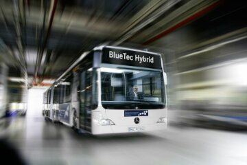 Einen technologisch wegweisenden Hybridantrieb realisiert Daimler Buses beim Niederflur-Gelenkbus Citaro G BlueTec Hybrid, der seine Weltpremiere 2007 in Stuttgart erlebt. Er ermöglicht mit seinem seriellen dieselelektrischen Hybridantrieb abgas­freies Fahren im reinen Batteriebetrieb auf kurzen Strecken. 
Der Vierzylinder-Dieselmotor arbeitet nicht mehr als ständiges Antriebsaggregat, sondern dient als Generator, der nach Bedarf Strom er­zeugt. Diesen Strom speichern wartungsfreie Lithium-Ionen-Batterien auf dem Dach des Citaro. Die Batterien werden nicht nur durch den Dieselgenerator, sondern auch durch die beim Bremsen zurückgewonnene Energie gespeist, die so genannte Rekuperation.