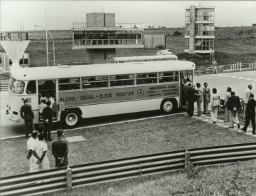 Probefahrt der brasilianischen Fachleute mit einem serienmäßigen Diesel-Omnibus, der außer Dieselkraftstoff wahlweise mit Alkohol und Zündbeschleuniger, Pflanzenöl oder einer Mischung von Diesel und Benzin vorgeführt wurde.