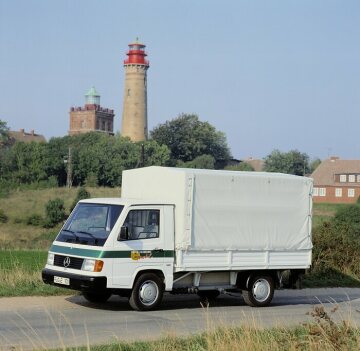 Mercedes-Benz MB 100 with electric drive 
Flatbed truck for large-scale test on the island of Rügen, 1992