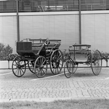 Benz-Patent-Motorwagen und Daimler-Motorkutsche