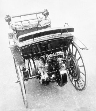 Daimler Riemenwagen, 2/3/4/6/7,5-8 PS, Bauzeit: 1895 bis1899.