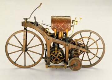 After successful test drives of the one-cylinder engine ("grandfather clock"), Gottlieb Daimler and Wilhelm Maybach made their next vision come true - a vehicle driven by a combustion engine. In order to keep the construction expense at a minimum, they decided for a two-wheeler. The "Reitwagen" was the world's first motorcycle: in November 1885, Gottlieb Daimler's son Paul took it on its first ride from Cannstatt to Untertürkheim, reaching a top speed of up to 12 km/h.