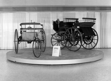 Benz Patent-Motorwagen und  Daimler Motorkutsche aus dem Jahr 1886, in der Ausstellung des damaligen Mercedes-Benz Museums (1986 - 2006).
