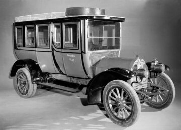 Mercedes-Simplex, 60 PS Reisewagen, 1902 - 1905
Sonderanfertigung für Emil Jellinek, Nizza
9,2 Liter, 80 km/h, Magnetzündung, Gewicht 2210 kg