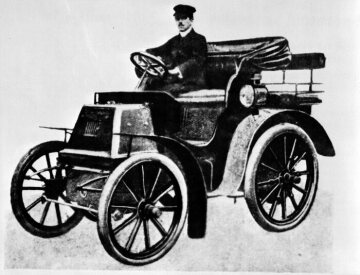 Daimler motor carriage »Phoenix car«, 6 hp, 1900.
Body by Hooper, body has the shape of a mailphaeton.
Car of the Prince of Wales.