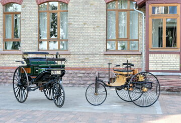 Benz Patent-Motorwagen (Modell 3), Baujahr 1888 (ältestes Exemplar im Originalzustand), 2007. Besitz: Science Museum/London, Temporäre Leihgabe nach Deutschland (bis November 2008), 1. Station: Automuseum Dr. Carl Benz, Ladenburg, rechts daneben: Replika des Patent-Motorwagens (Modell 1) von 1886.