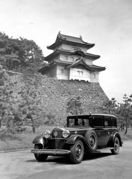 Eines der sechs Fahrzeuge aus dem Fuhrpark, des japanischen Kaiser Hirohito. Es handelt sich um einen Mercedes-Benz 770 Großer Mercedes, 150/200 PS, Pullman-Limousine, Bauzeit: 1930 bis1938.