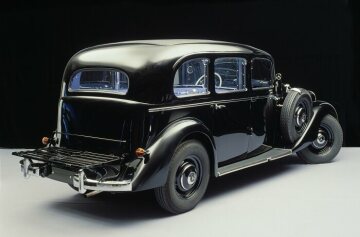 The world’s first serial-production Diesel passenger car, the Mercedes-Benz 260 D (W 138) as a spacious Pullman saloon. In this picture, the luggage rack is hinged down.